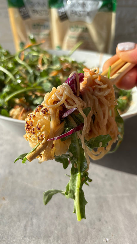 סלט סובה עם סקיני פסטה שיבולת שועל, כרובית צלויה ברוטב טחינה אסייאתי