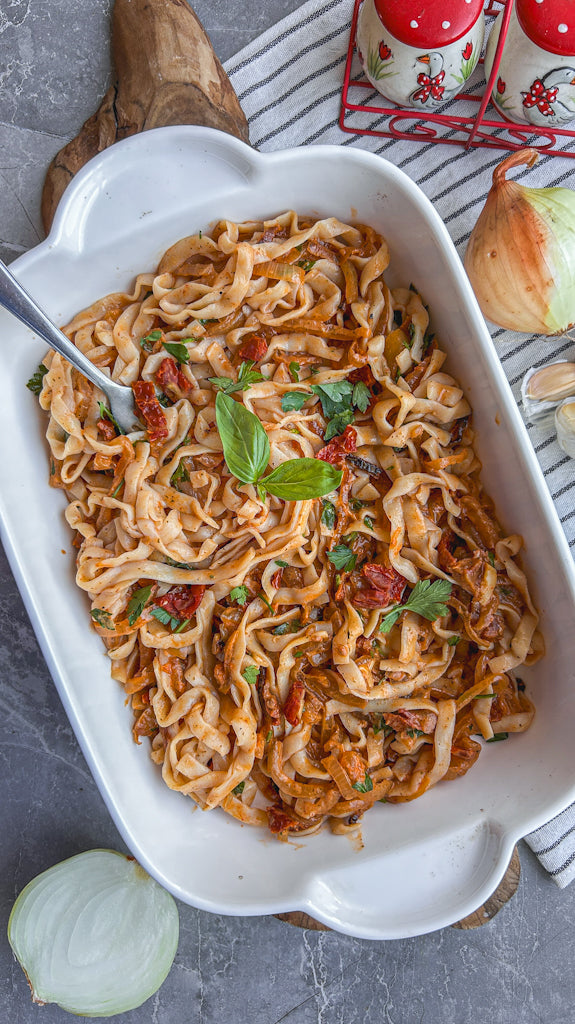 פסטה בצלים - סקיני פסטה עם בצל מקורמל ועגבניות מיובשות