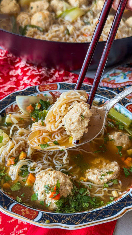 מרק אסייתי עם כדורי עוף וסקיני נודלס 🍜